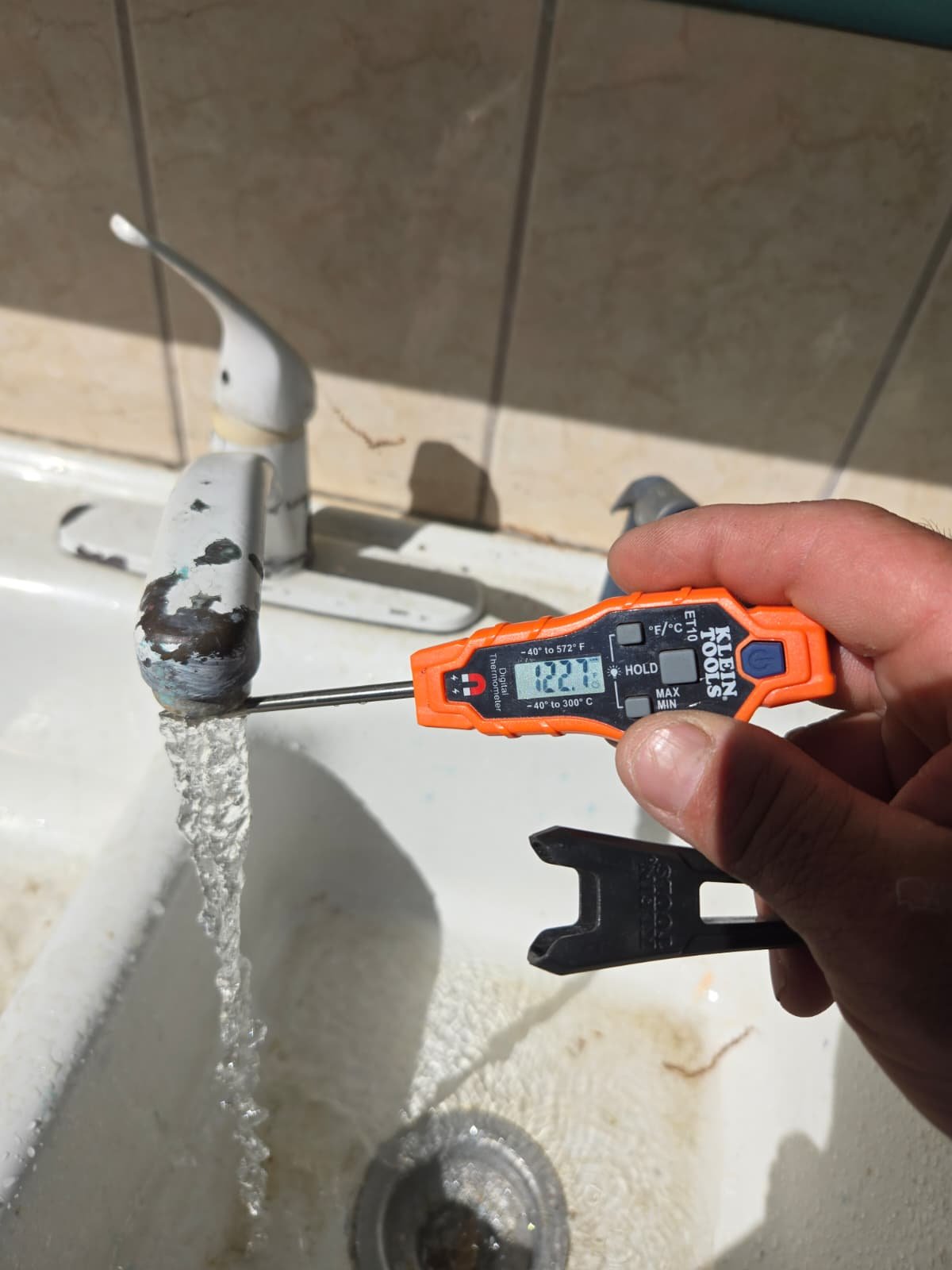 Water heater replacement plumbing in Tampa, FL 33604