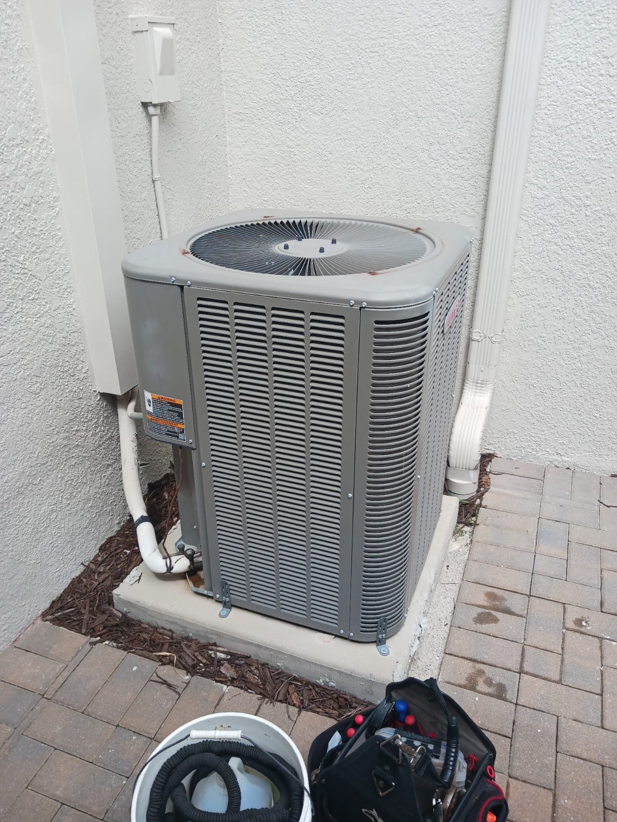 Newly installed 2.5 ton AC unit on concrete pad, Apollo Beach, FL 33572.