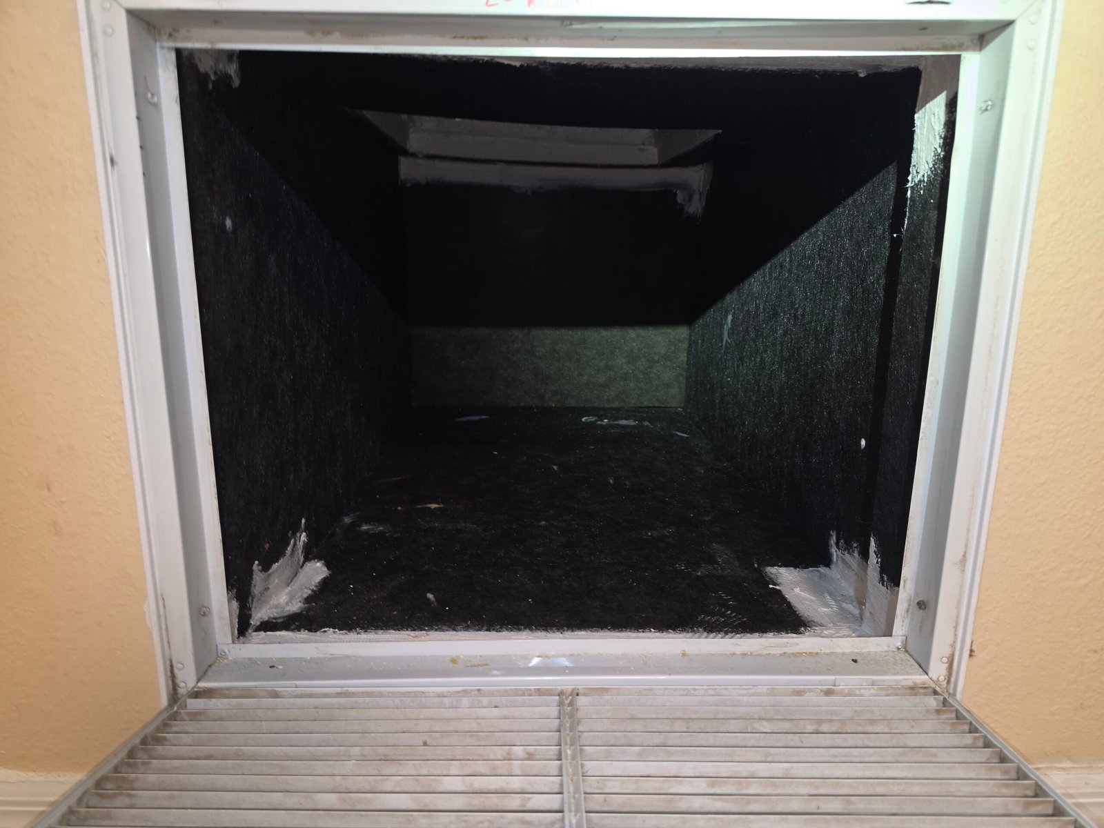 Cleaned vent shaft with open cover, detail service in Lutz, FL 33558.