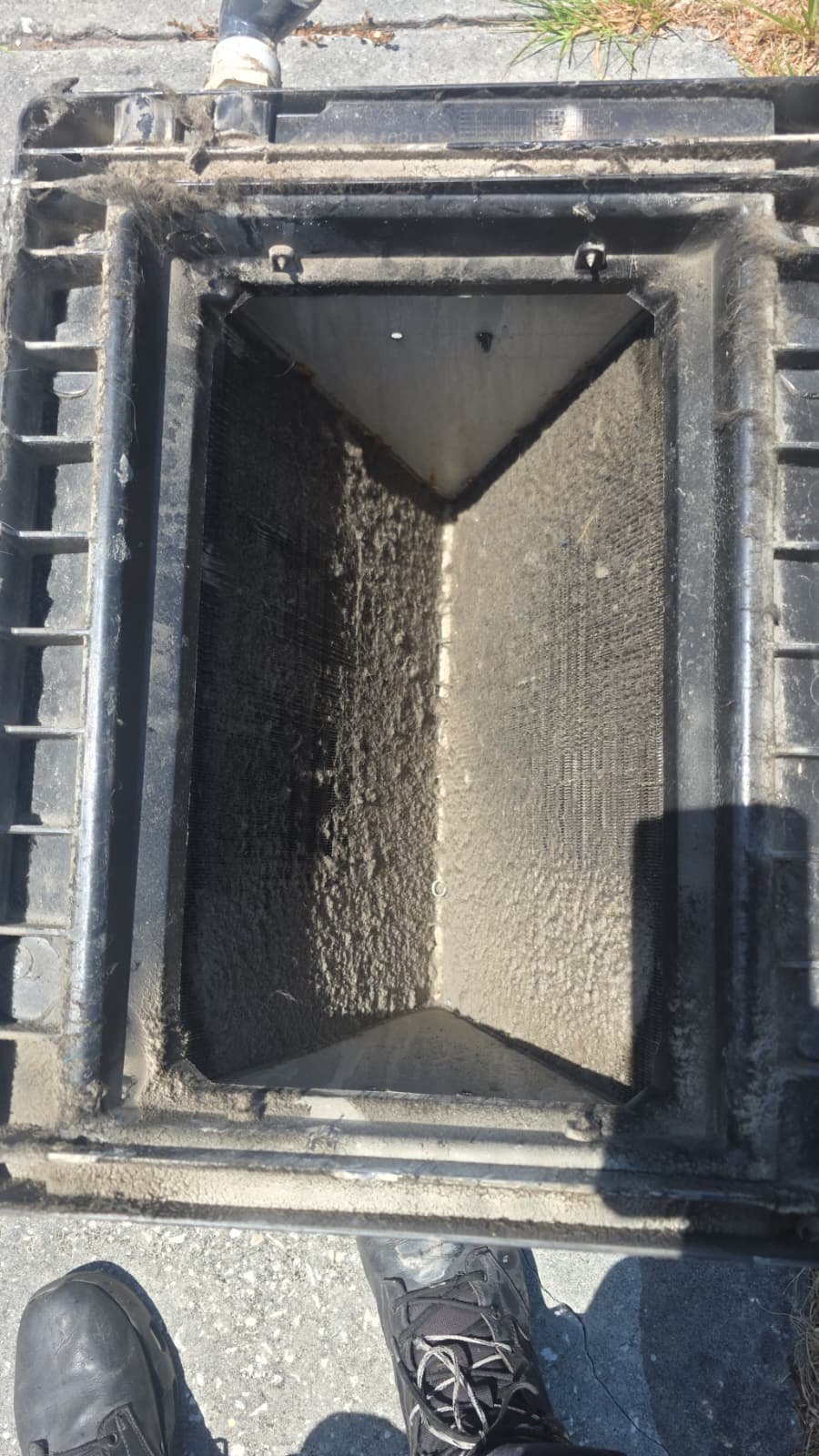 Dirty HVAC Coil in St. Petersburg, FL 33711 Dirty HVAC coil with debris in St. Petersburg, FL 33711.