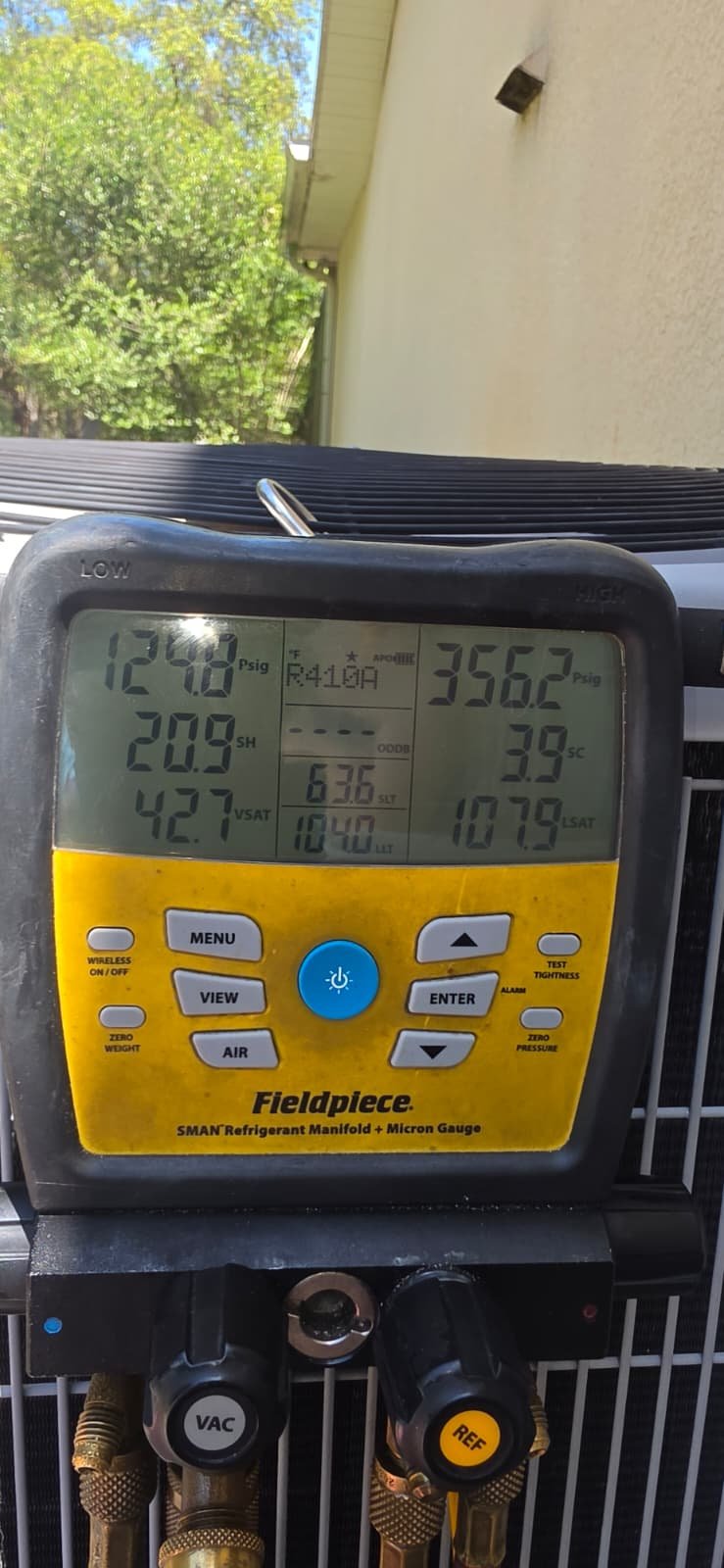 Gauge Readings Detail - Brooksville, FL 34614 Digital gauge with different readings for AC service in Brooksville, FL 34614.