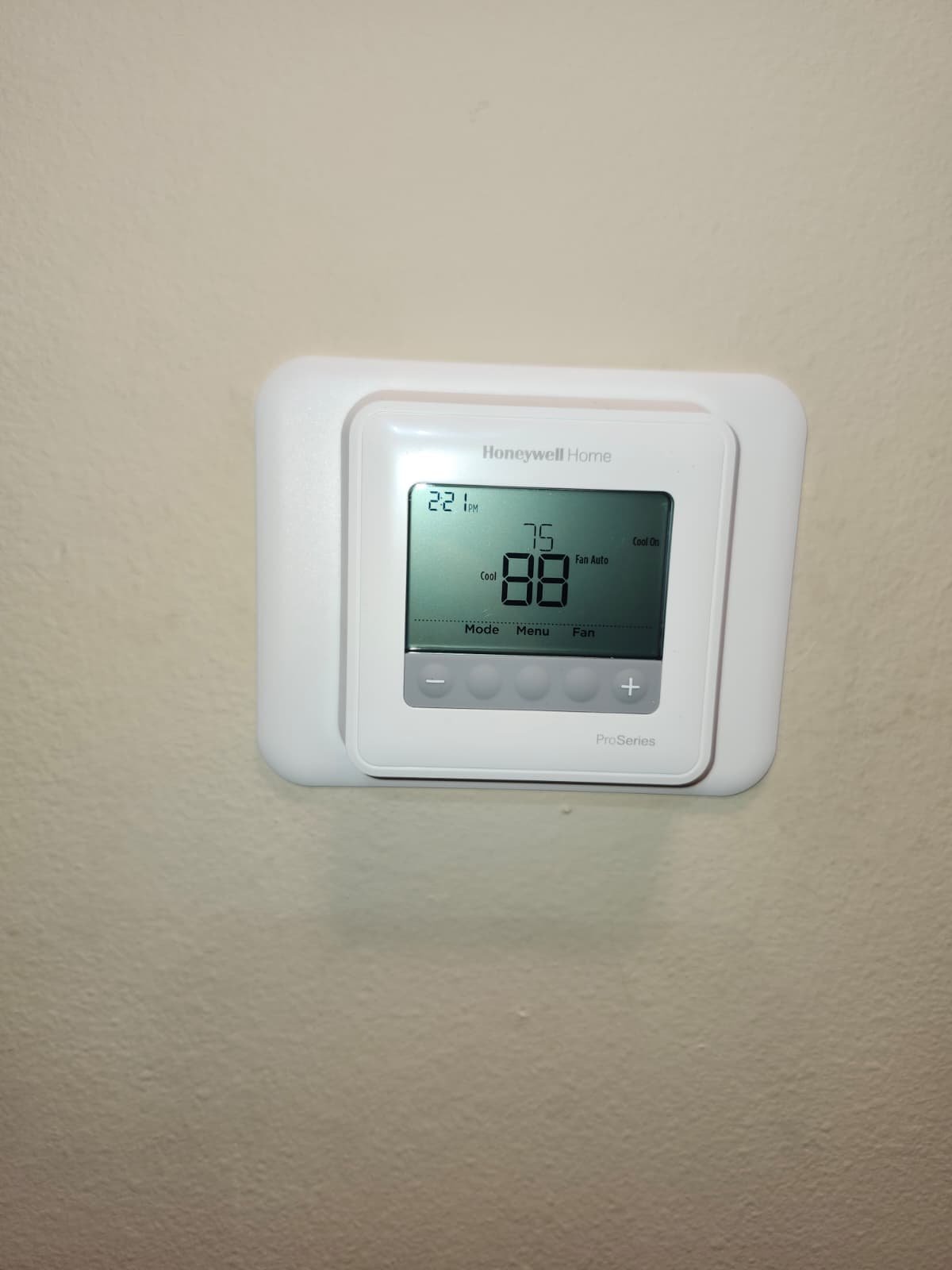 Newly installed Honeywell Home thermostat set to 75 degrees in Lutz, FL 33559. Efficient temperature control.