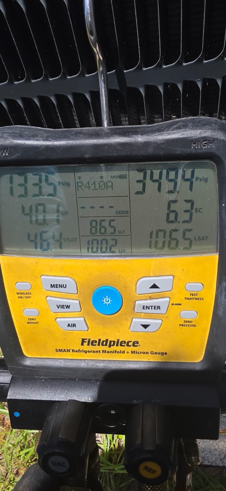 Manifold Gauge Readings - Tampa, FL 33611 Digital manifold gauge displaying pressure readings in Tampa, FL 33611.