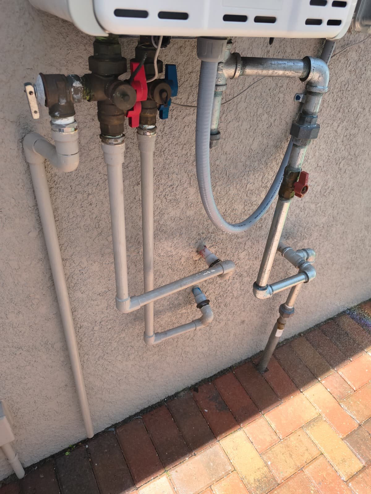 Piping Connections to Water Heater - Apollo Beach, FL 33572 Detailed piping connections to Rinnai tankless water heater in Apollo Beach, FL 33572.