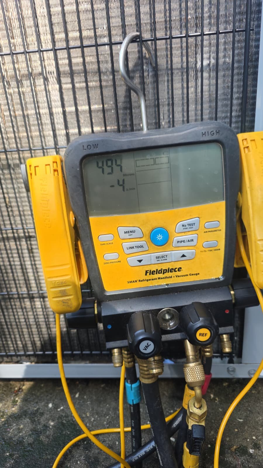 Pressure Readings on Manifold Gauge - Lutz, FL 33558 Digital manifold gauge showing pressure readings in Lutz, FL 33558.