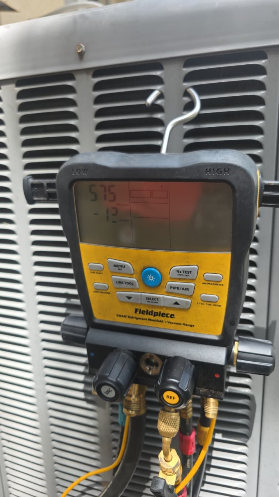 Fieldpiece Gauge Pressure Readings - New Port Richey, FL 34655 Fieldpiece manifold gauge displaying pressure readings in New Port Richey, FL 34655.