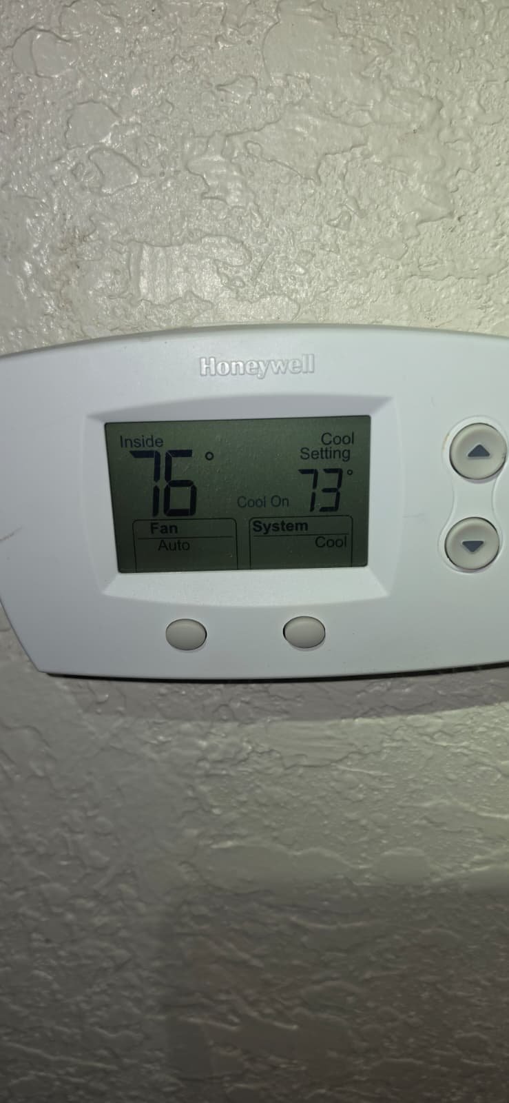 Thermostat displaying temperatures in Tampa, FL 33624.
