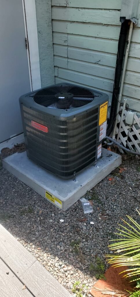 A new Goodman outdoor unit on its pad beside a home in Tampa, FL 33605.