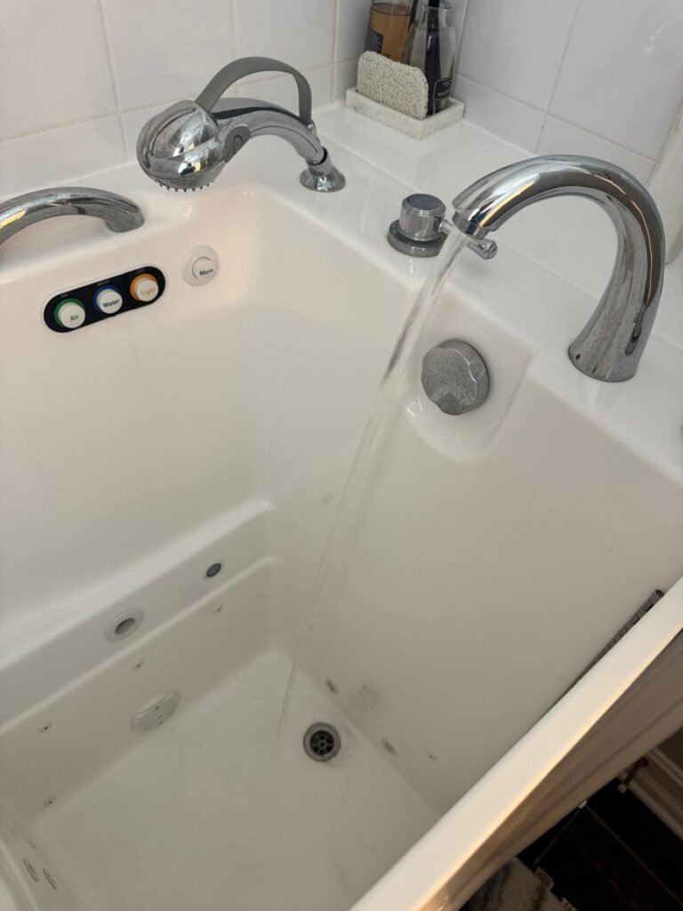 Bathtub in Lutz, FL 33548 Bathtub with running water in Lutz, FL 33548